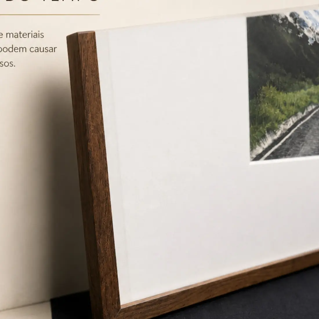 Detalhe de moldura de madeira e montagem de obra