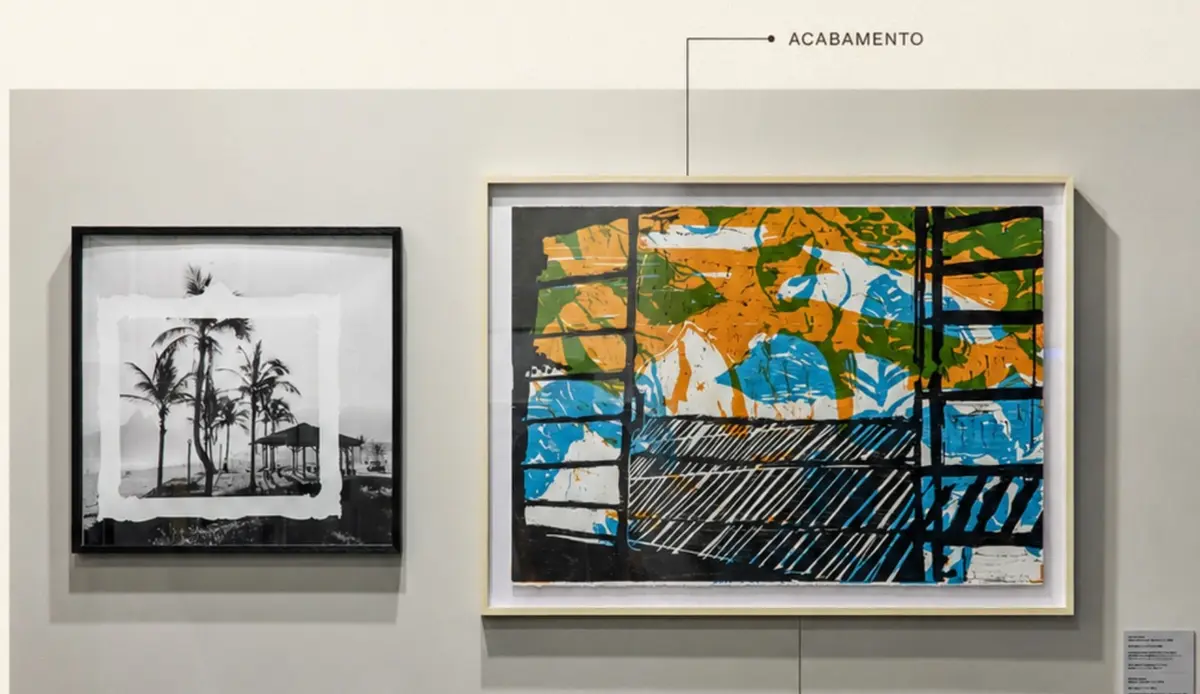 Obras emolduradas expostas em galeria